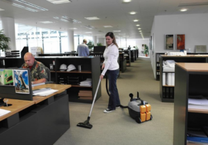 Sử dụng dịch vụ vệ sinh công nghiệp giúp tiết kiệm nhiều thời gian, công sức